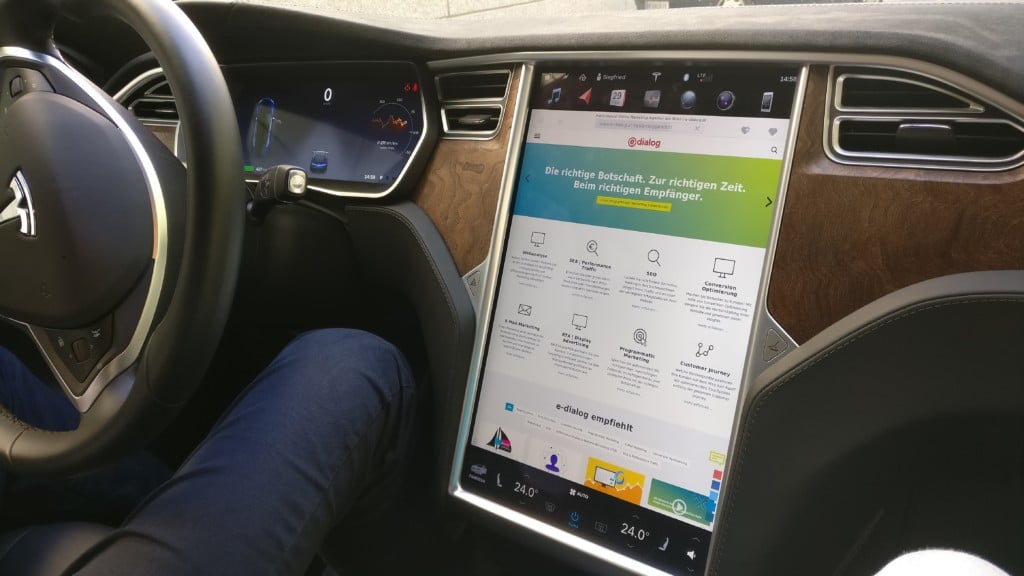Die e-dialog Website in unserem Tesla Die e-dialog Website in unserem Tesla
